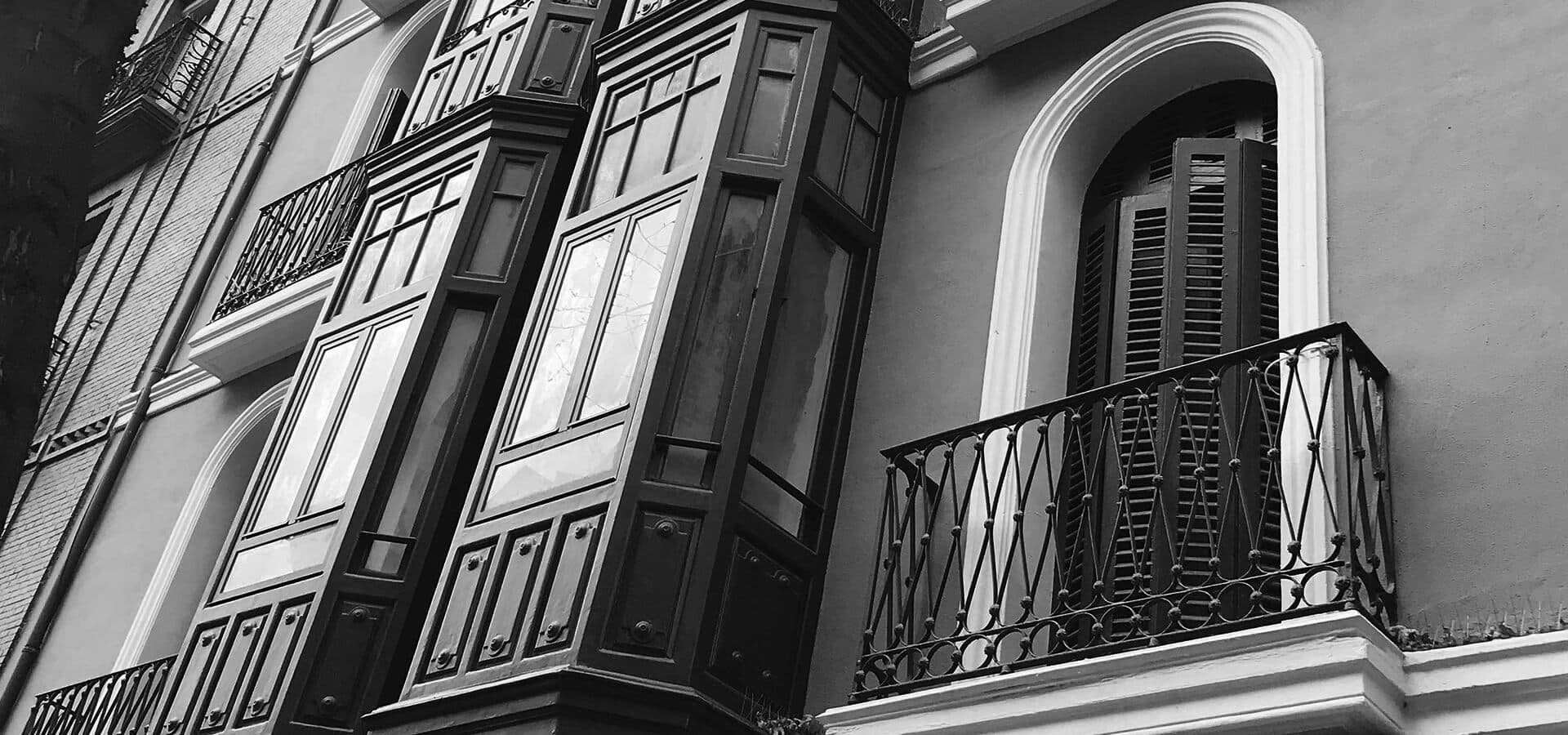 Fachada de edificio clásico de Vara de Rey de La Rioja