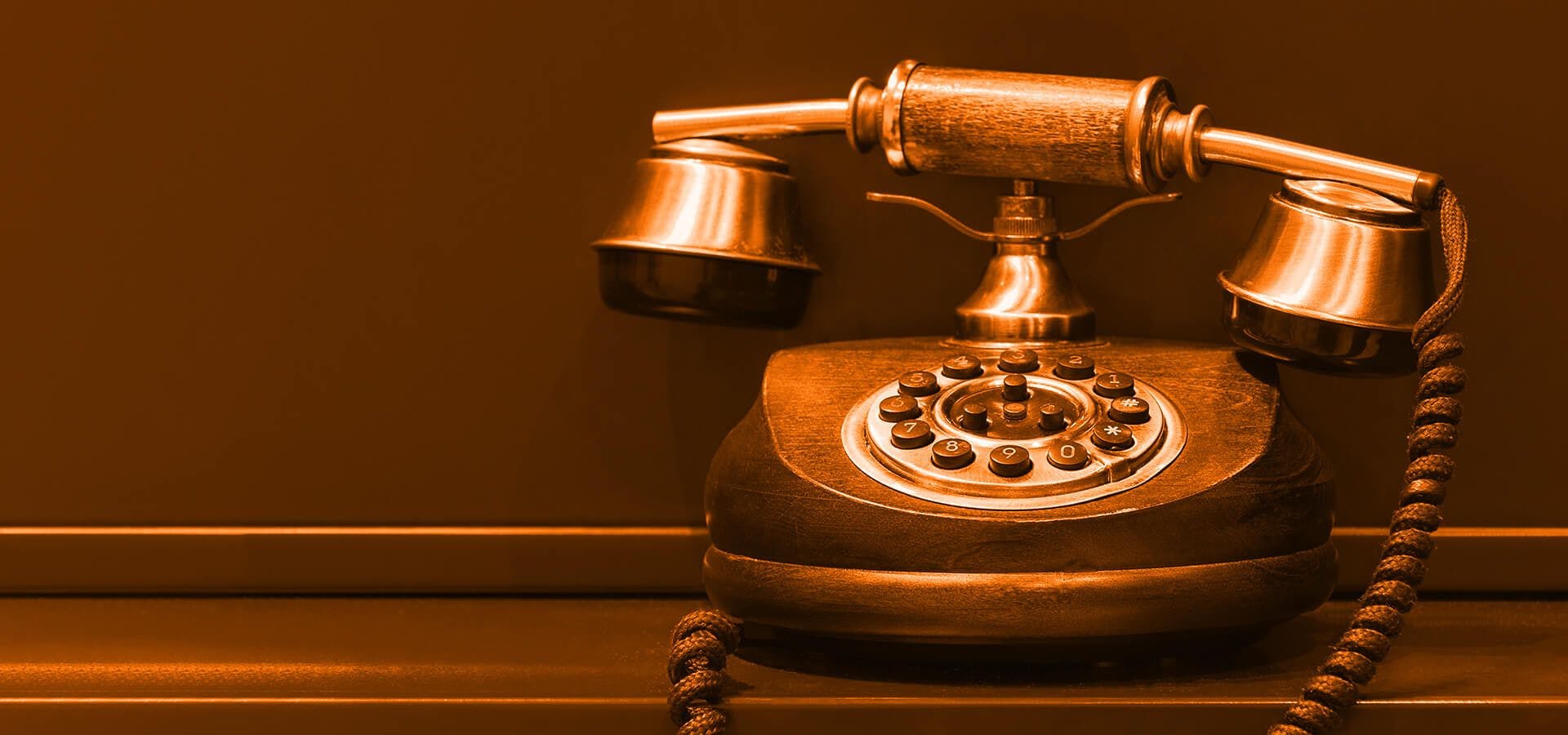 Teléfono antiguo sobre una mesa